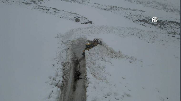 Mayıs ayının ortasında karla mücadele sürüyor - Resim: 13